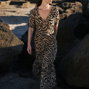 Wzorzysta sukienka maxi beżowa