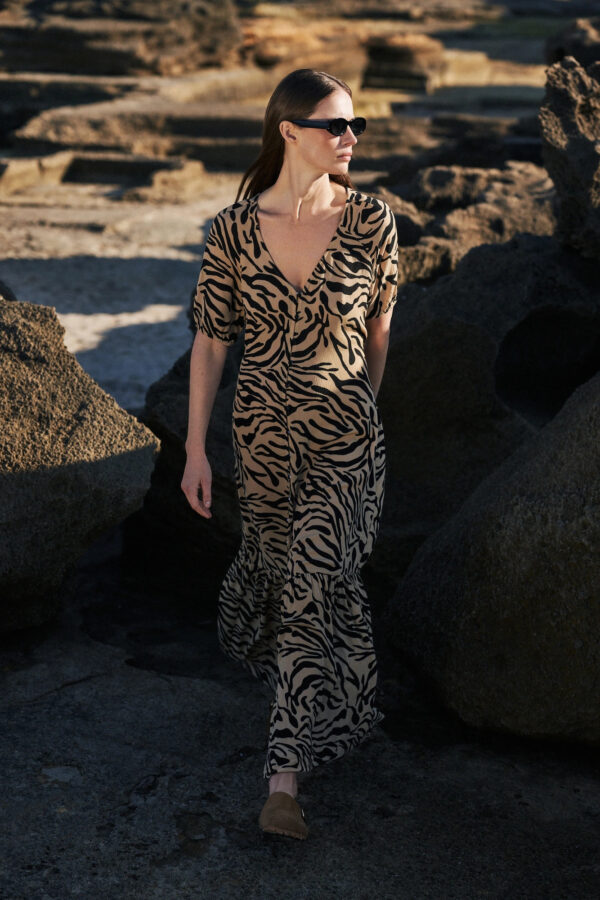 Wzorzysta sukienka maxi beżowa