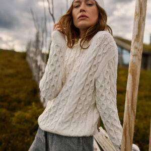 Sweter z ozdobnym splotem beżowy