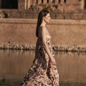 Sukienka maxi na ramiączka z kwiatowym wzorem różowa