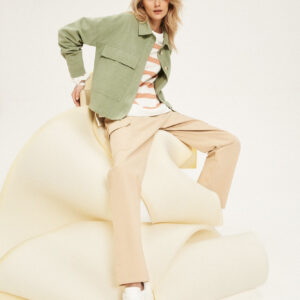 Kurtka z kieszeniami i kołnierzykiem oliwkowa