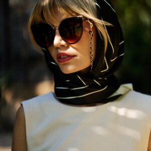 Okulary przeciwsłoneczne ozdobione złotymi elementami czarne