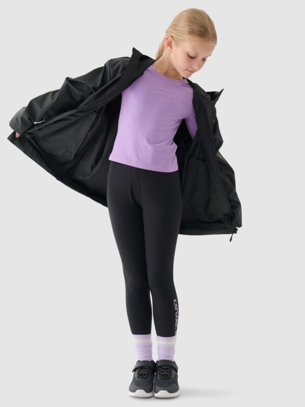 21f4d9b1fdfa632532a59b5f7e7e5df4d4f2a99e 4F Kurtka przejściowa przeciwdeszczowa z gumową powłoką dziecięca - czarna 122 (6-7 lat)