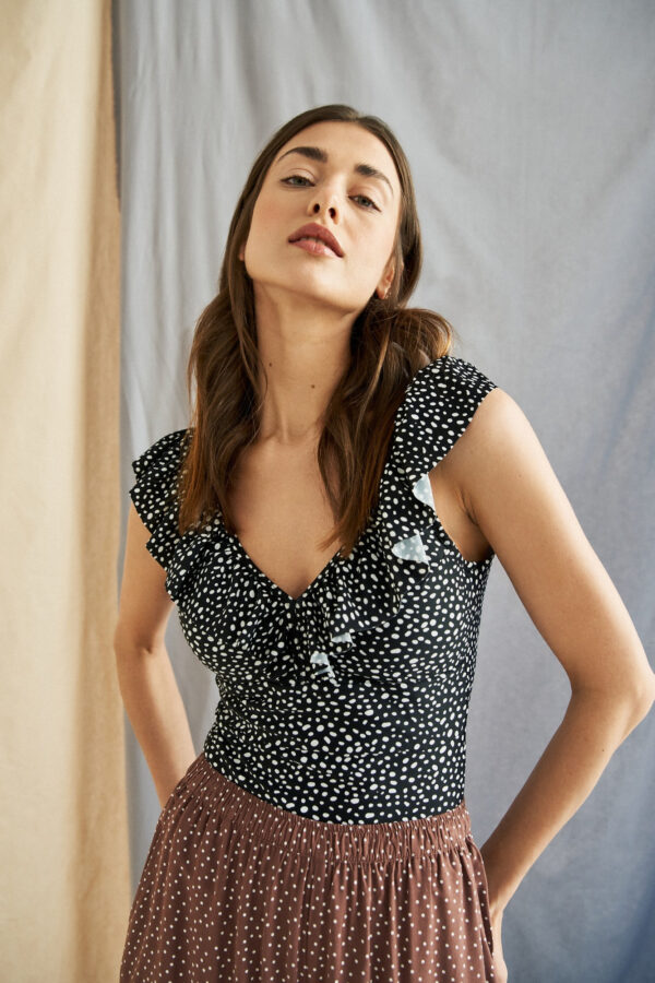 Jednoczęściowy strój kąpielowy z ozdobnym dekoltem czarny