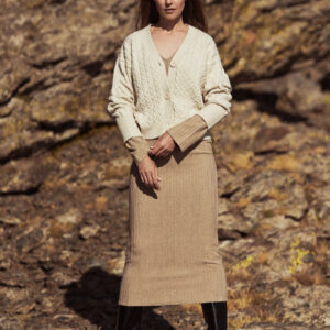 Krótki kardigan zapinany na guziki biały