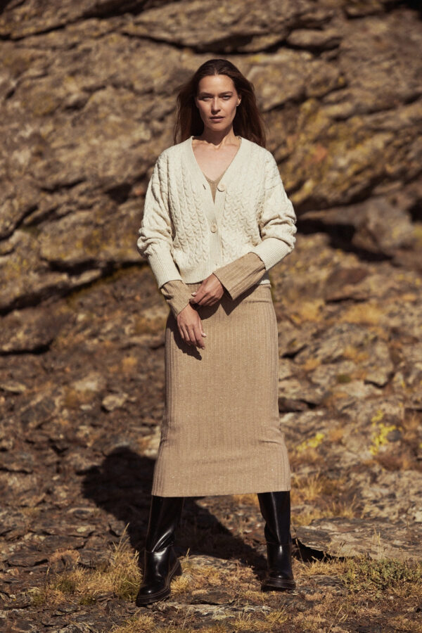 Krótki kardigan zapinany na guziki biały