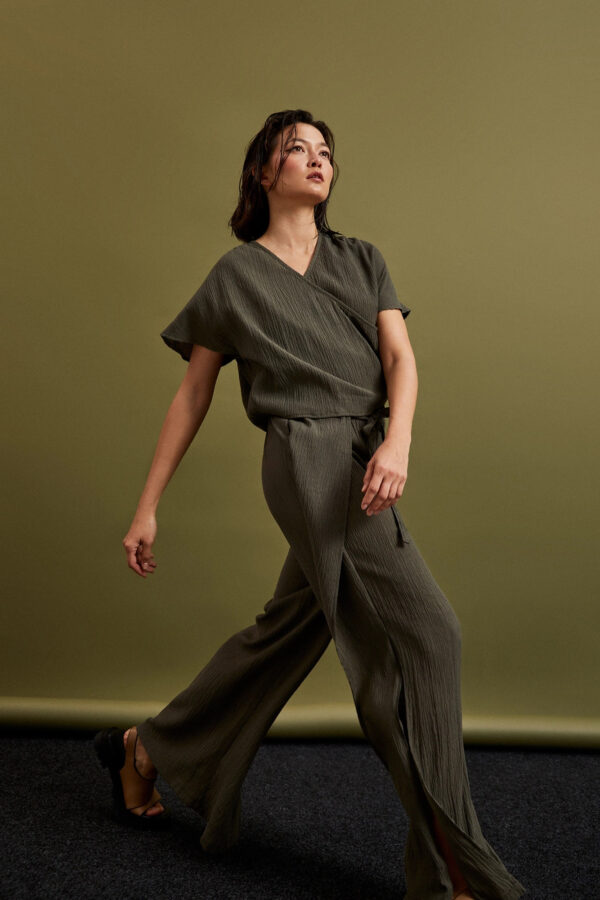 Spodnie z szerokimi nogawkami i gumą w talii oliwkowe