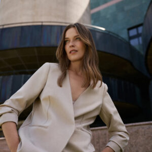 Marynarka z marszczonymi rękawami 3/4 beżowa