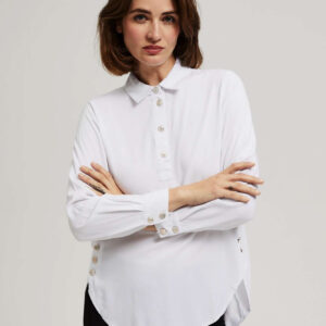2696b30cbafd58dc604bcc9e6d616f4e62dbf993 Koszula z ozdobnymi guzikami na dekolcie i rękawach biała