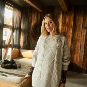 Sweter z ozdobnym splotem jasnoszary