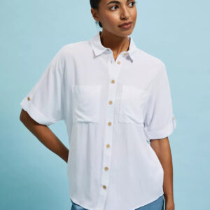 2b664d58935009c6da25234b941bc9e3671db8a3 Koszula z kieszeniami i krótkimi rękawami biała