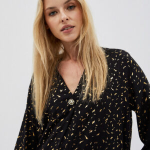 2b9a02f8fdacc6c44e6b9e4b74da9c7689efaeb3 Koszula z printem i ozdobnym guzikie