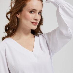 2dd3c0efb7f454893da460f63c12fbe1af5e51c9 Wiskozowa koszula z dekoltem w serek i bufiastymi rękawami biała