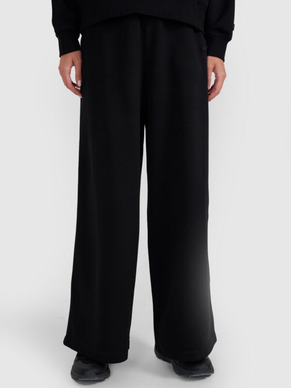 4F Spodnie dresowe z szerokimi nogawkami damskie - czarne