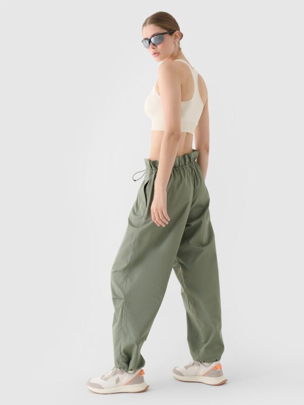 4F Spodnie casual parachute oversize damskie - oliwkowe/khaki