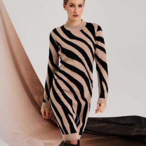 Dopasowana sukienka beżowa