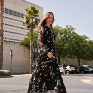 31c434bb7ddac84705462e8ba2ce67a672eae520 Sukienka midi z kwiatowym wzorem czarna