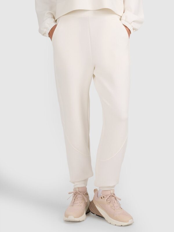 4F Spodnie dresowe joggery z modalem damskie - białe