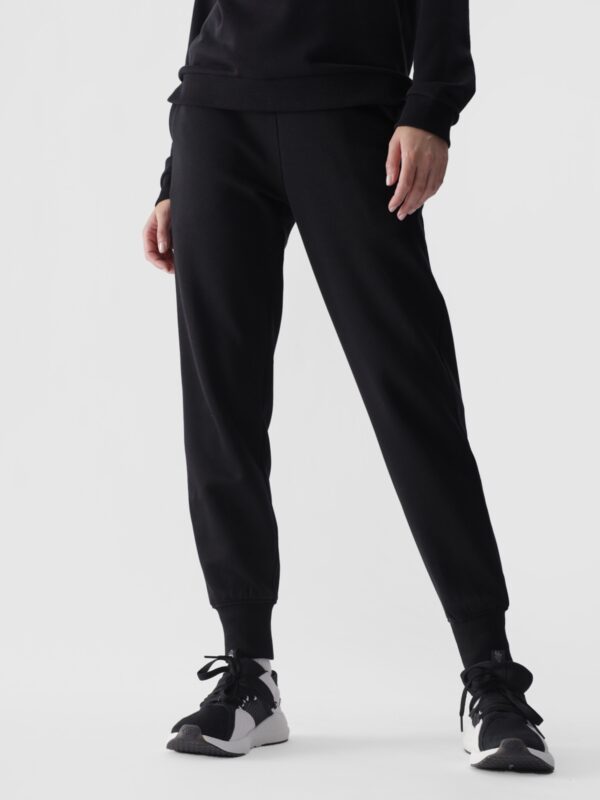 4F Spodnie dresowe joggery damskie - czarne