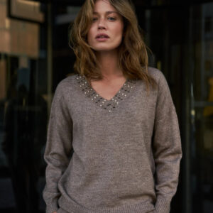 Sweter z ozdobnym dekoltem brązowy