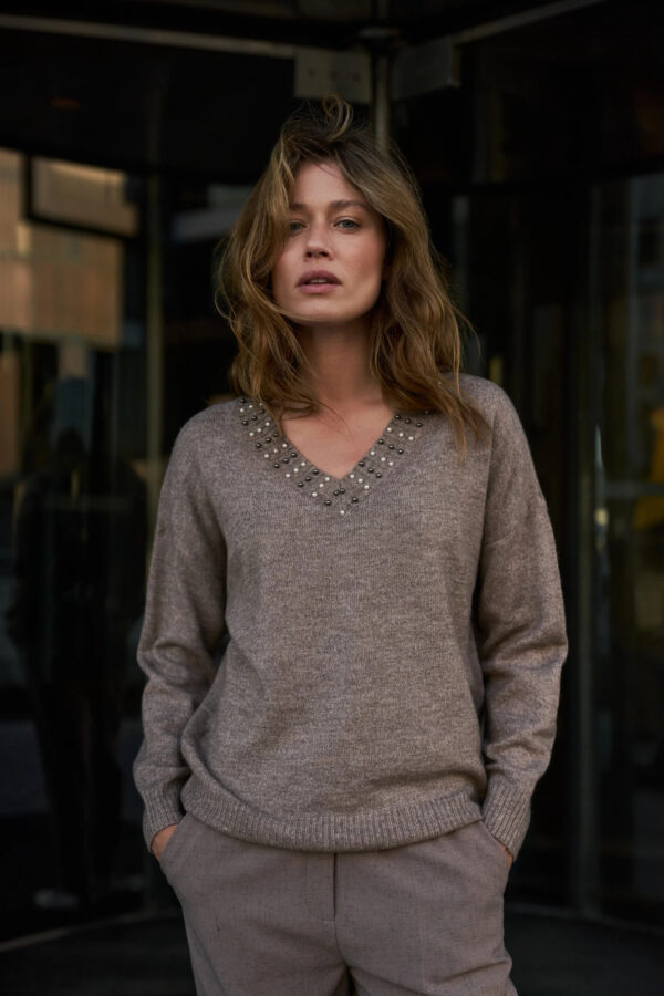 Sweter z ozdobnym dekoltem brązowy