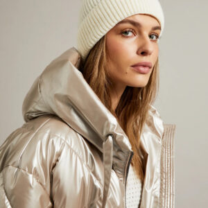 Ciepła czapka z prążkowanego materiału ecru