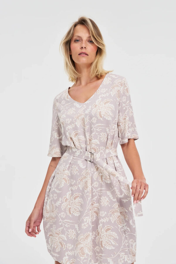 Wiskozowa sukienka z paskiem różowa