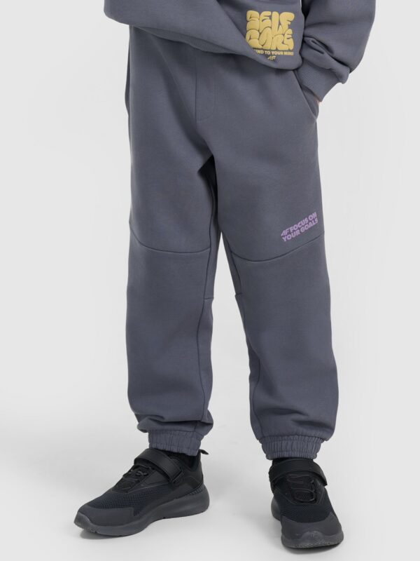 368d32f631e8ed8fc4f2a7da99f4d0208c7c4855 4F Spodnie dresowe joggery chłopięce - szare 140 (9-10 lat)