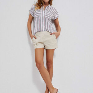 Szorty z ozdobnymi guzikami piaskowe