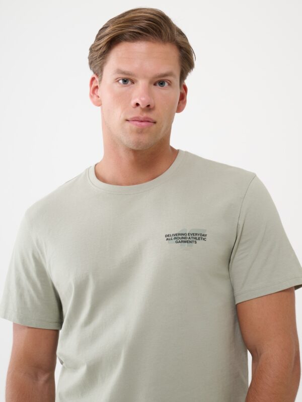 4F T-shirt regular z nadrukiem męski - oliwkowy/khaki