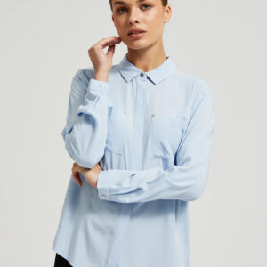 3891ad00a63f1c47a0de896ba3d2934b6807e2b4 Wiskozowa koszula z kieszeniami blękitna