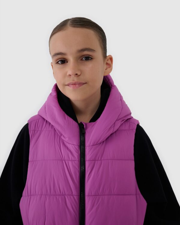 395a1b6a8e40b5a0007e198156a5297fb2d28699 4F Bezrękawnik puchowy z wypełnieniem syntetycznym dziewczęcy - fioletowy 158 (12-13 lat)