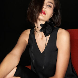 Gładka koszula z dekoltem w serek czarna