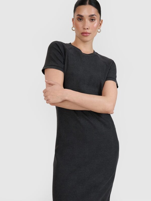 396a793f1efadab0178c9ecea154be92acd75673 4F Sukienka midi z prążkowanej dzianiny damska - czarna