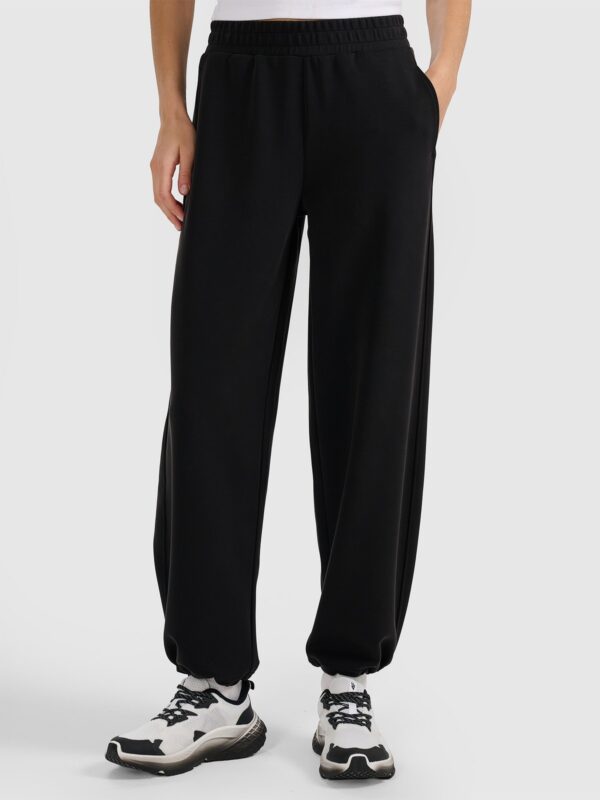 4F Spodnie dresowe z szerokimi nogawkami z modalem damskie - czarne
