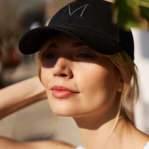 Czapka z daszkiem czarna