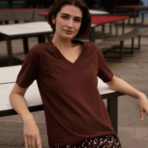 T-shirt z dekoltem w serek brązowy