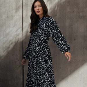 Wzorzysta sukienka midi z długimi rękawami czarna