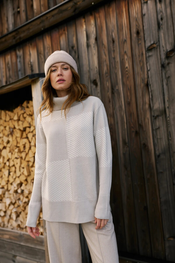 3ee869f3eccc7086627c9e405e5a2289ce643990 Sweter z golfem beżowy