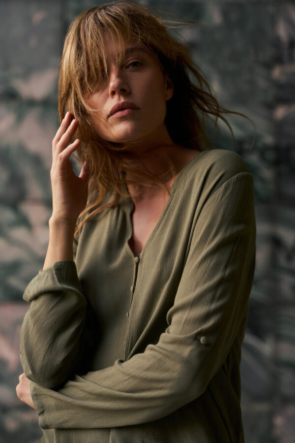 3efa554bac4cef7aa5fd014631e9d89e65897f35 Wiskozowa koszula oliwkowa