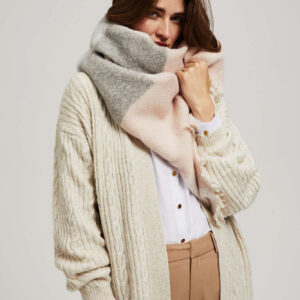 Szalik w kratę z postrzępionym brzegiem pudrowo-różowy