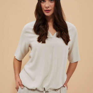 4053cf63430afaf8ad051093109b0a880823c132 Koszula z wiązaniem w pasie i dekoltem w serek piaskowa