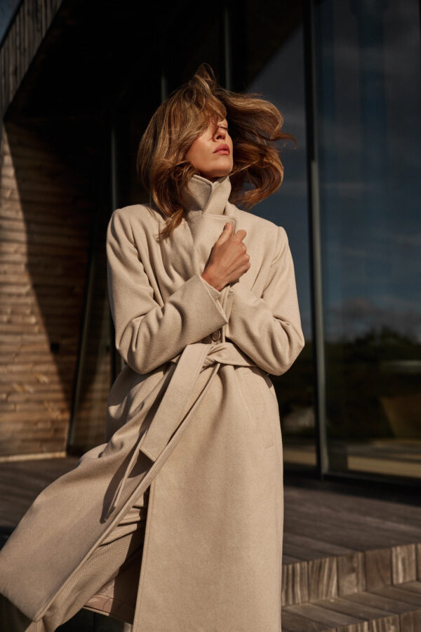 Płaszcz z paskiem beżowy