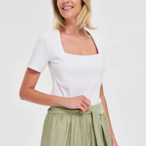 Bluzka z dekoltem karo biała