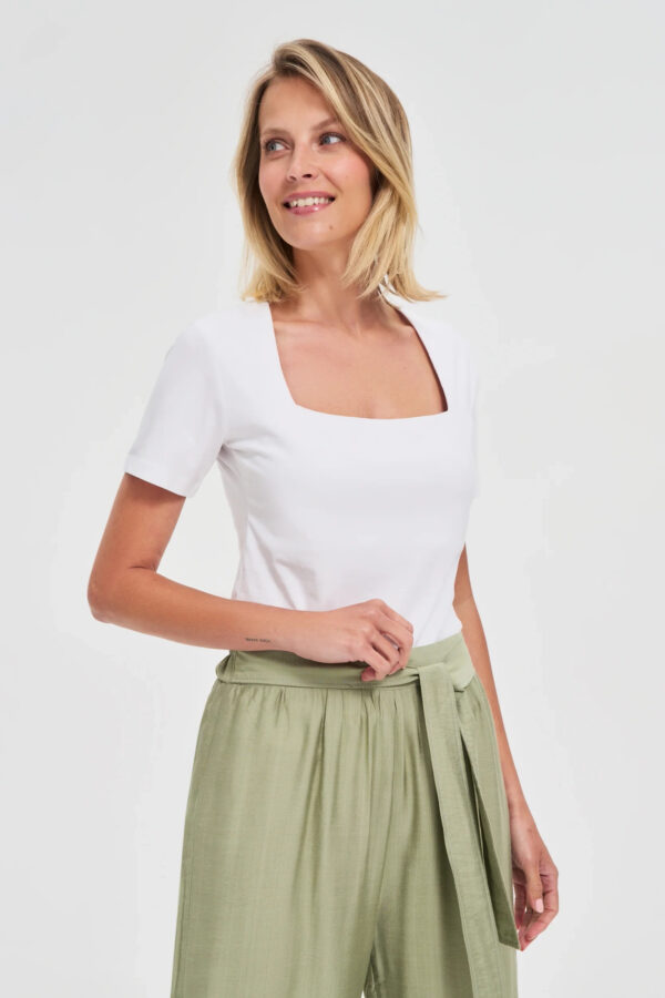 Bluzka z dekoltem karo biała