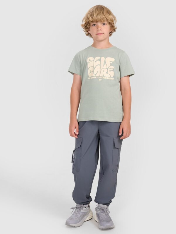 4F T-shirt regular z nadrukiem chłopięcy - oliwkowy 140 (9-10 lat)