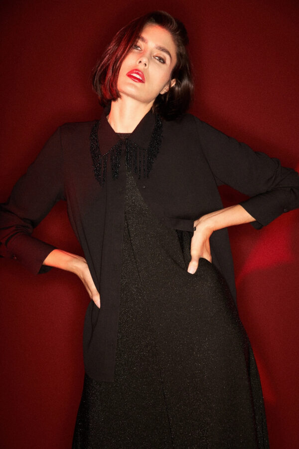 Koszula z ręcznie doszywanymi koralikami czarna