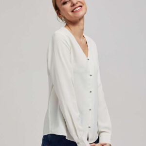 46890a6f796e6126f945e99d2098cbdc70347faa Koszula z dekoltem w serek i delikatnymi guzikami perłowa