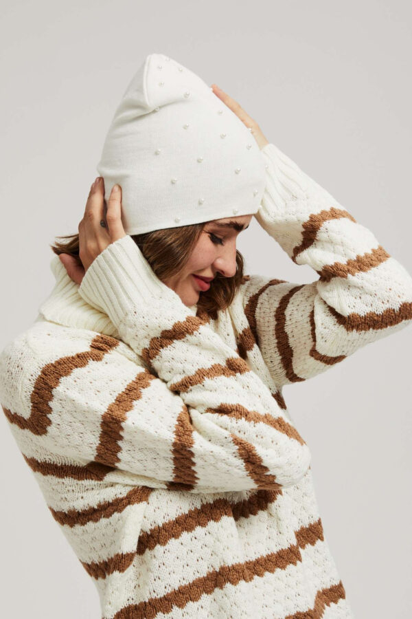 Czapka z ozdobnymi koralikami