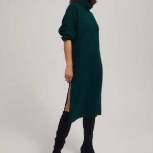 Swetrowa sukienka z golfem szmaragdowa